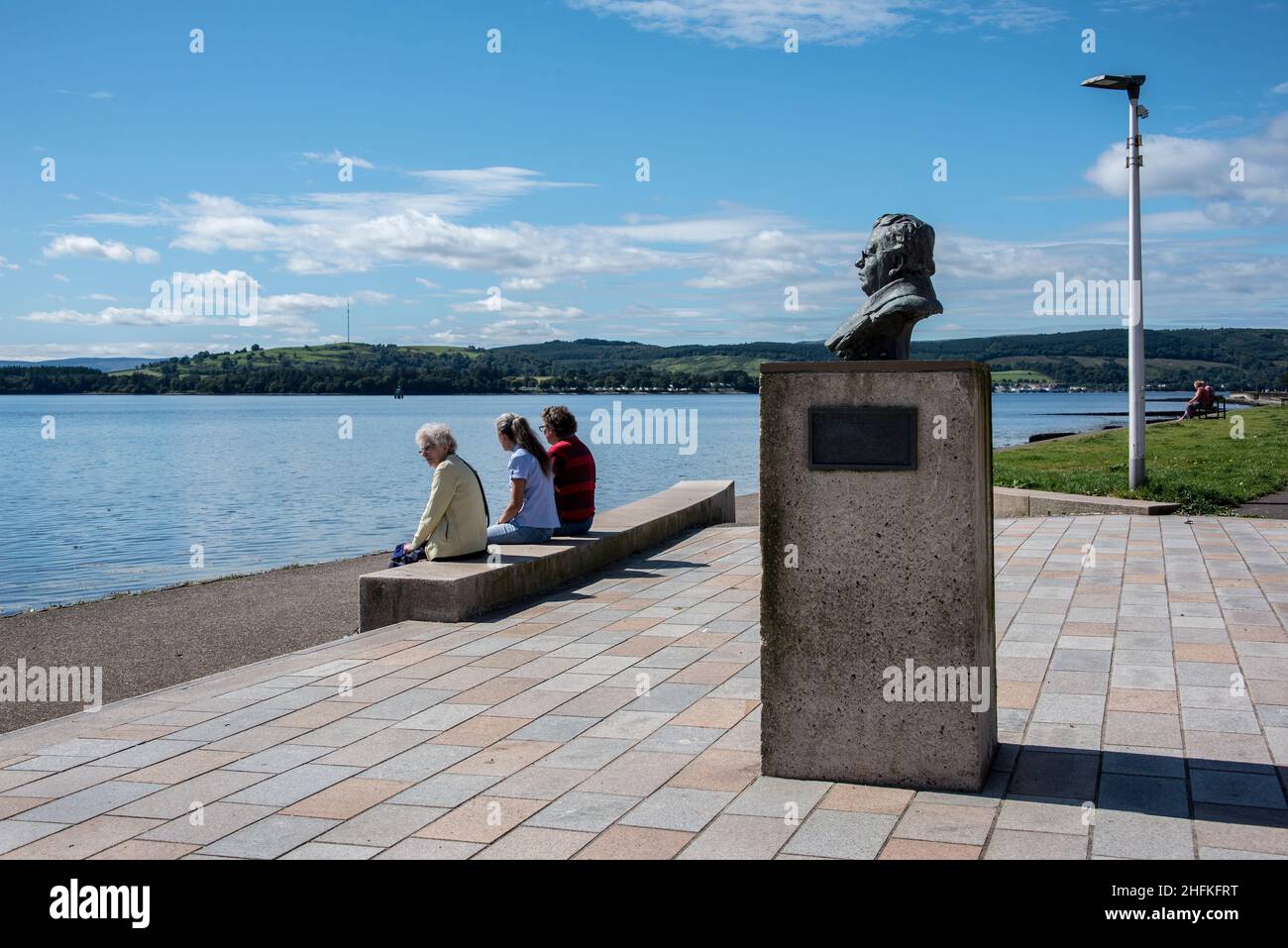 Malerische Aussicht auf den Fluss Helensburgh mit der Statue von John Logie Baird, dem Erfinder des Fernsehens. Stockfoto