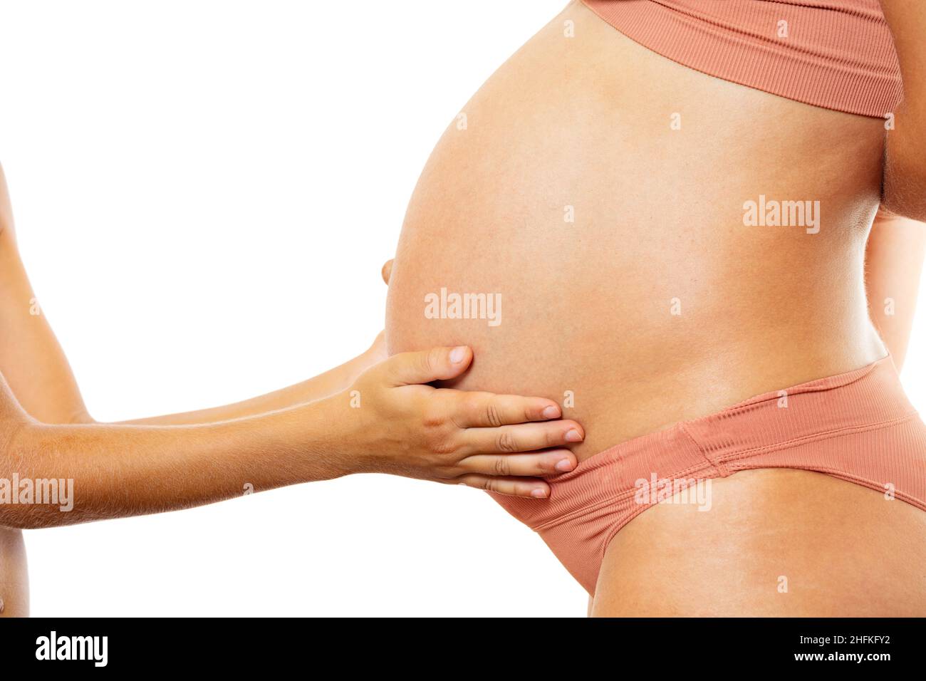 Die Hände des Kindes berühren den Schwangeren Bauch: Erwarten Sie einen Bruder Stockfoto