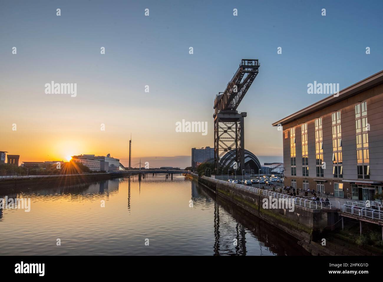 Finnieston Crane und Sonnenuntergang über dem Fluss Clyde in Glasgow. Stockfoto