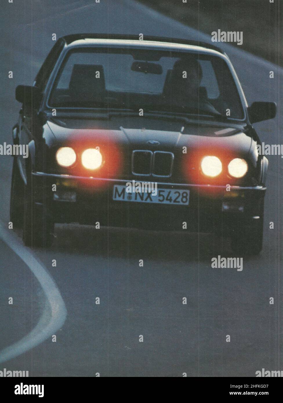 Werbung in Vintage-Papier mit BMW-Autos Stockfoto