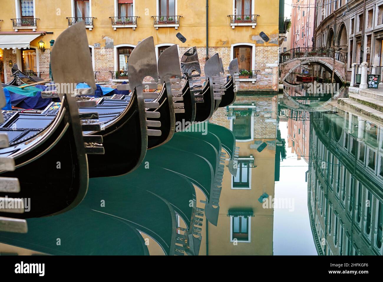 Detail auf dem Stahlbogen venezianischer Gondeln, die in Venedig, Italien, festgemacht sind. Stockfoto