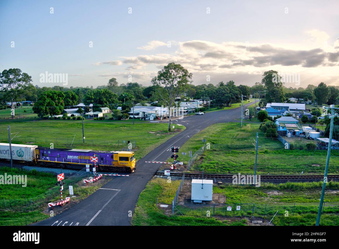 Luftaufnahme eines allgemeinen Güterzuges, der das Dorf Yandaran Queensland Australia passiert Stockfoto