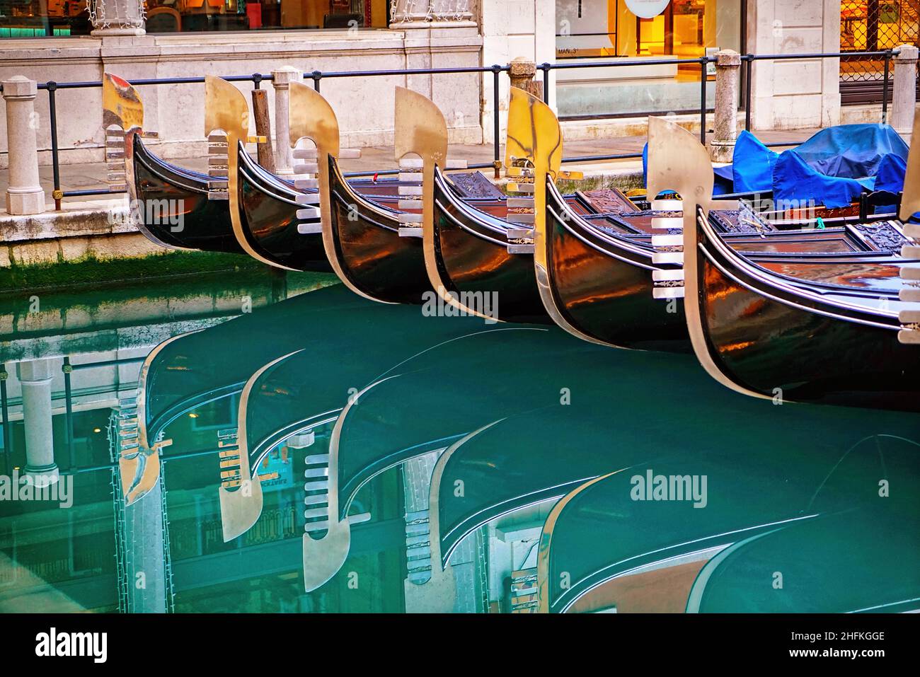 Detail auf dem Stahlbogen venezianischer Gondeln, die in Venedig, Italien, festgemacht sind. Stockfoto