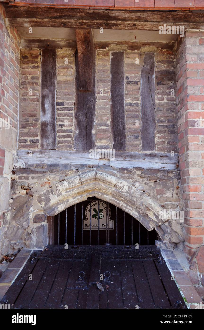 Eingang zum Salutation Keller, einer von vielen unter den älteren Gebäuden in der East Sussex Stadt Winchelsea und stammt aus dem Jahr c1290. Stockfoto