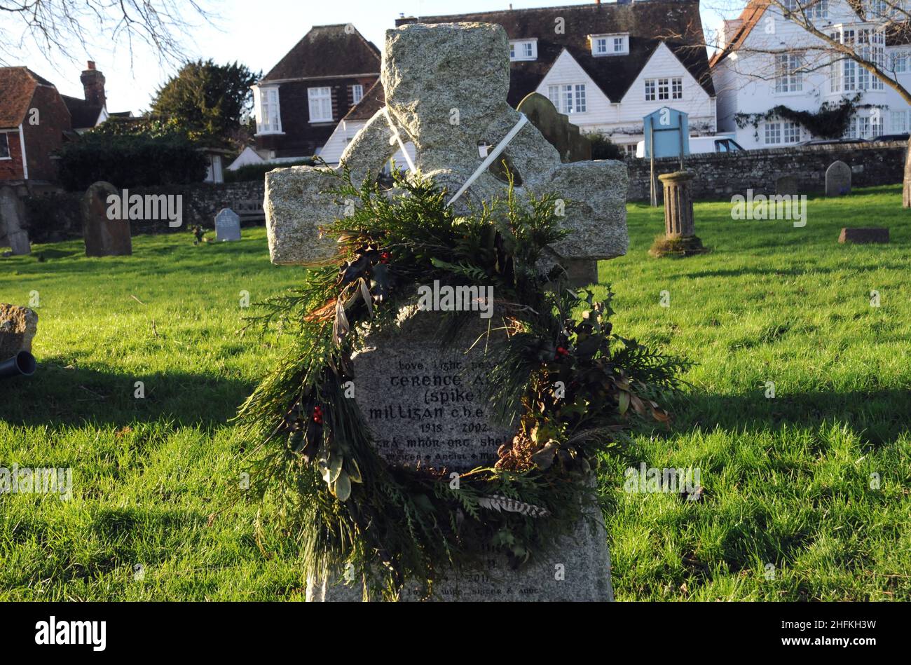 Spike Milligan's Grab und Grabstein, mit Kranz, auf dem Kirchhof des heiligen Thomas des Märtyrers, Winchelsea, East Sussex. Stockfoto