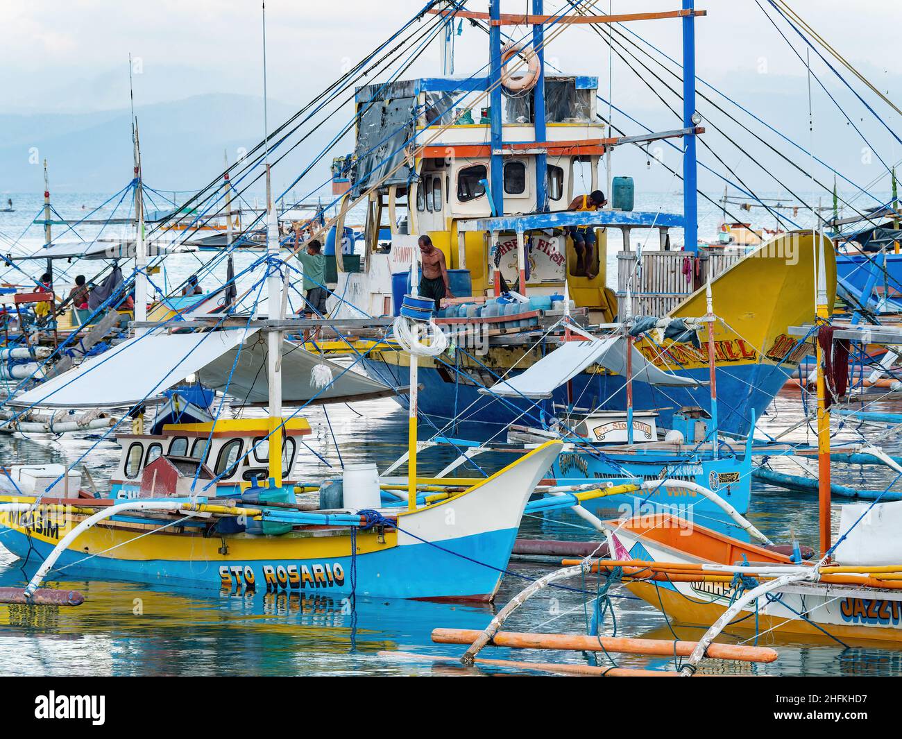 Thunfisch-Fischerboote bei Flut im Dorf Tinoto, Maasim in der Provinz Sarangani im Süden von Mindanao, Philippinen. Stockfoto