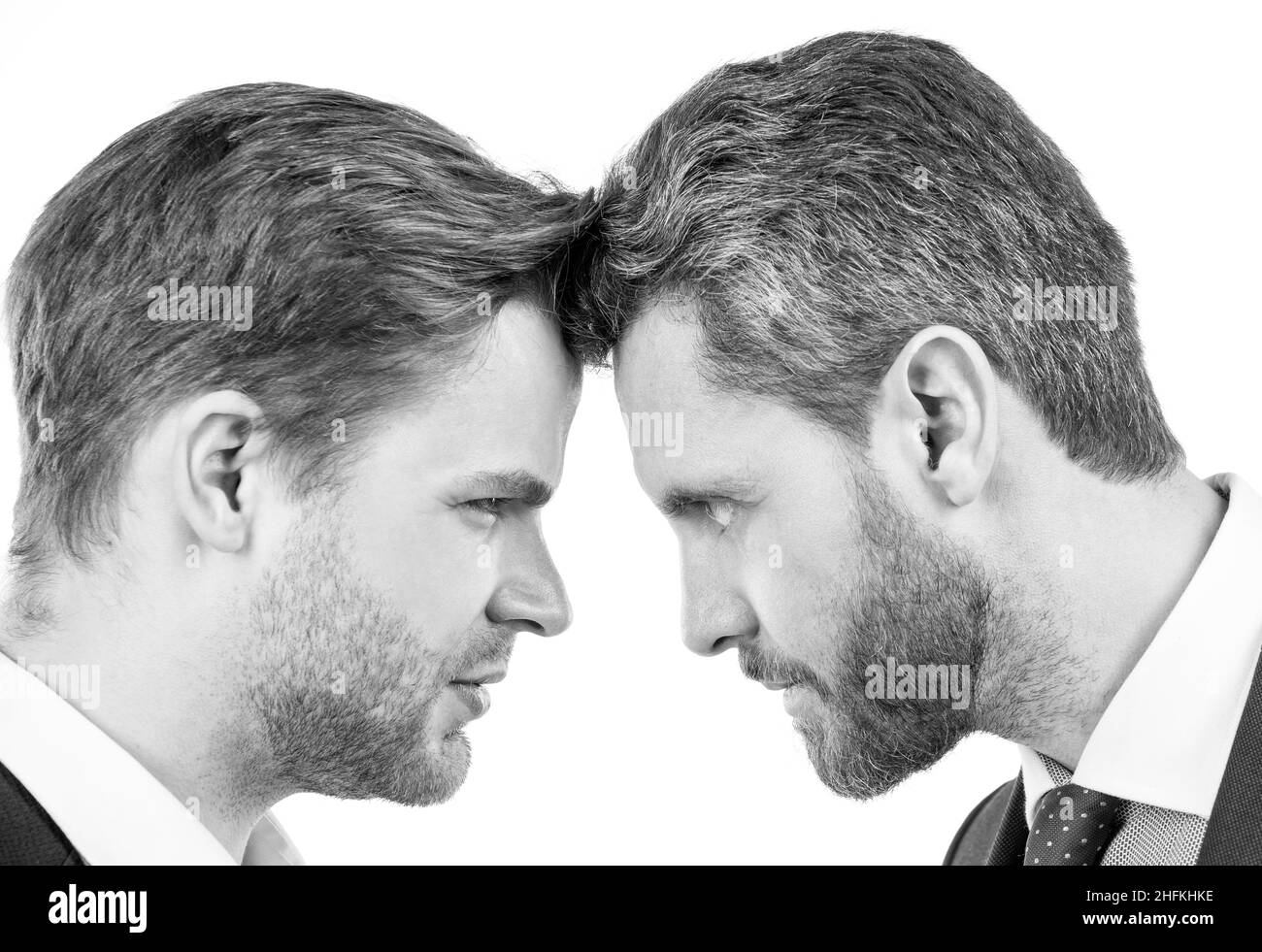 Zwei Geschäftsleute, die sich im Geschäftskonflikt gegenseitig in den Hauptrollen stehen, Uneinigkeit Stockfoto