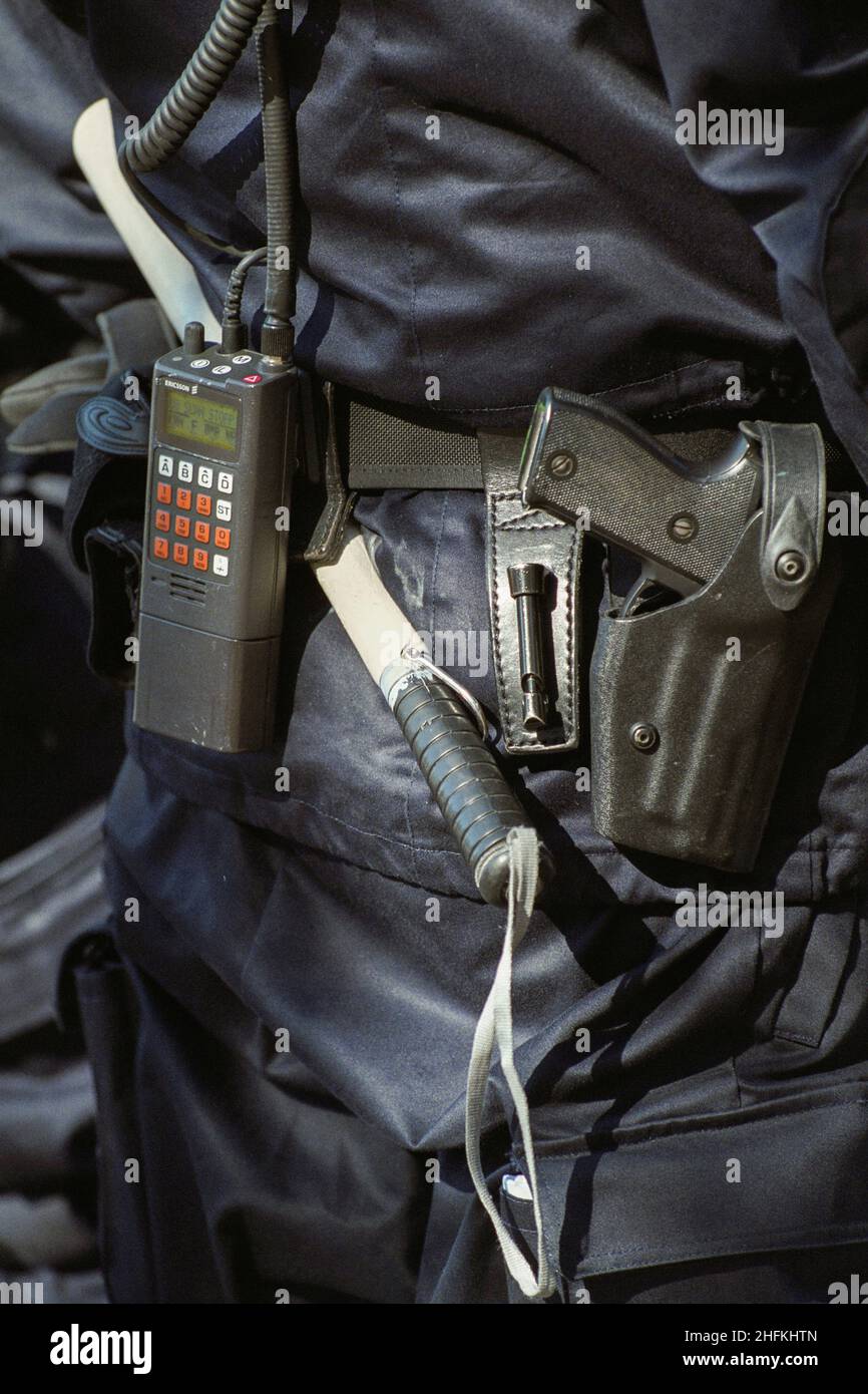 Polizeibeamter mit Pistole, Nachtstange und Radio Stockfoto
