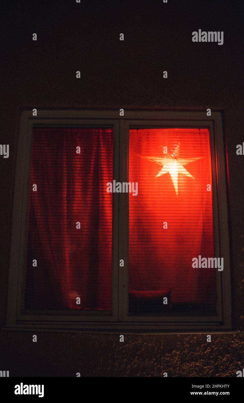 Adventsstern im Fenster, Schweden Stockfoto
