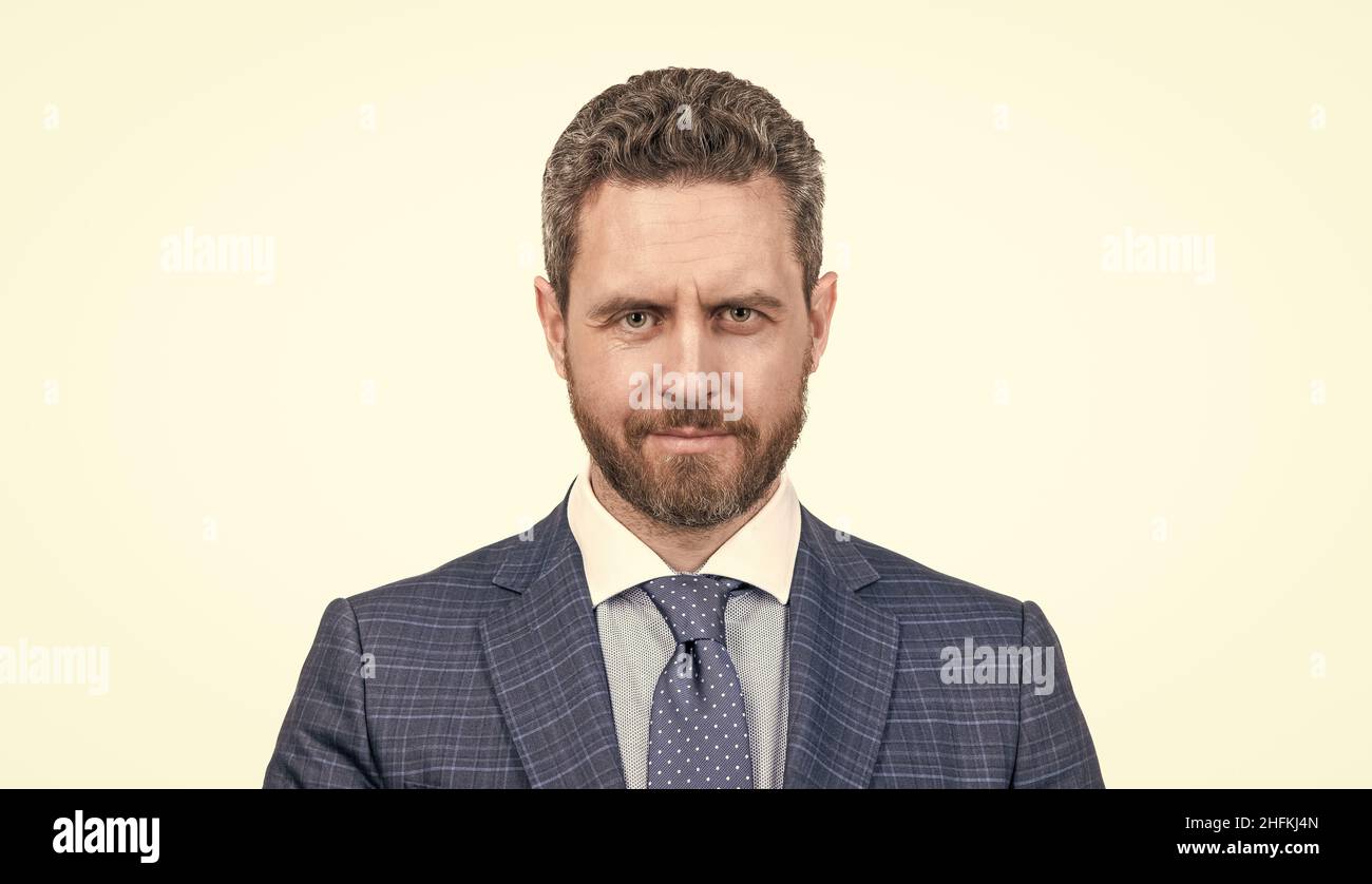 Büroangestellte mittleren Alters tragen einen marineblauen Anzug mit Krawatte im Business-Stil und weißem Kragen Stockfoto