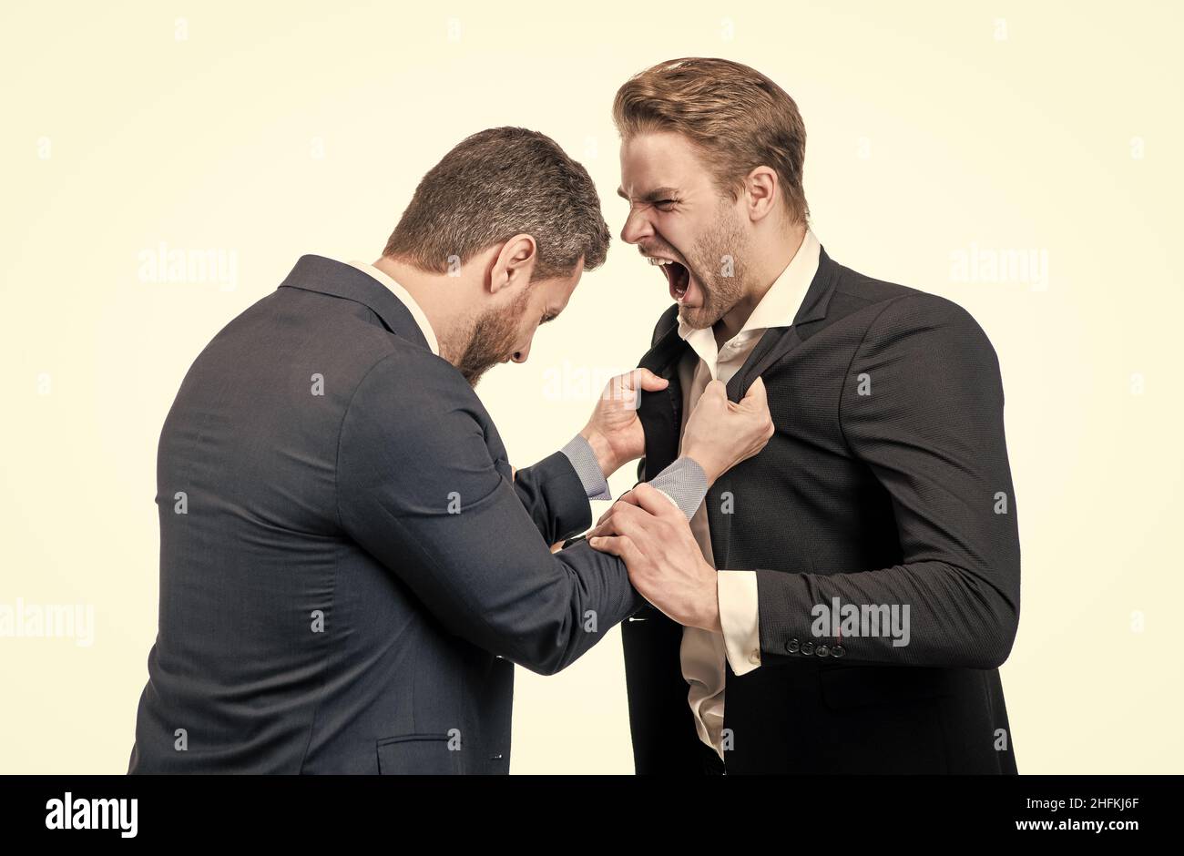 Widerwillige Männer Geschäftspartner oder Kollegen streiten, während Konflikt, Geschäftsleute Konflikt. Stockfoto