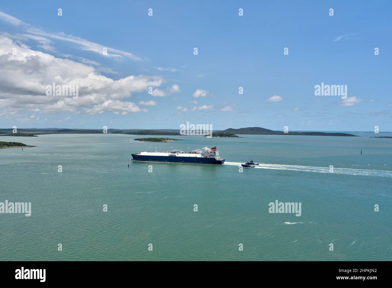 Luftaufnahme des Massengutfrachtschiffes Cesi Tianjin mit Flüssiggas (LNG), das am LNG-Terminal Gladstone Queensland Australia von Curtis Island ankommt Stockfoto