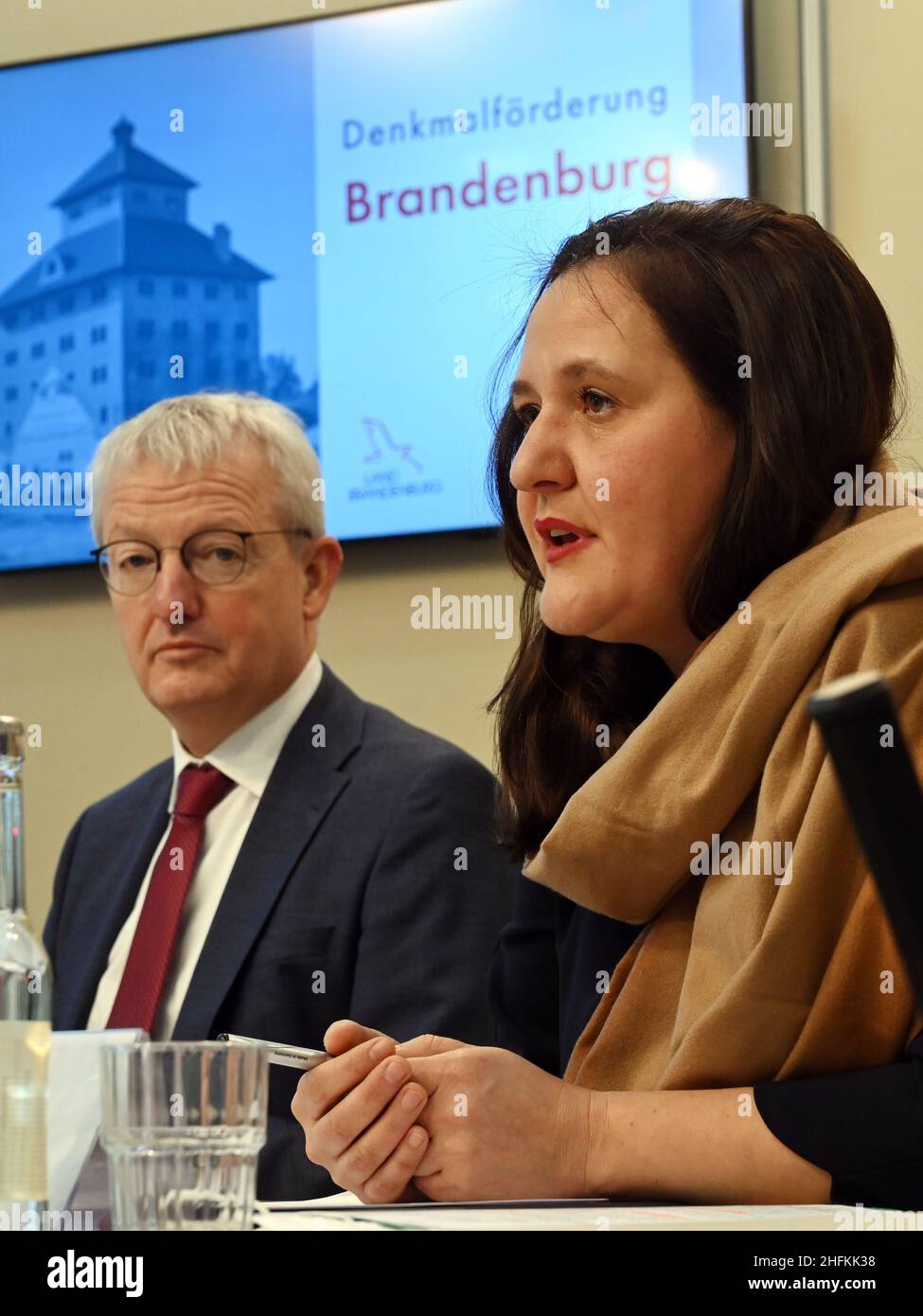 Potsdam, Deutschland. 17th Januar 2022. Die Brandenburgische Kulturministerin Manja Schüle (SPD) und der brandenburgische Infrastrukturminister Guido Beermann (CDU, l) stellen auf der Pressekonferenz zur jährlichen Überprüfung der Denkmalförderung in Brandenburg Förderprogramme und sanierte Denkmäler vor. Quelle: Bernd Settnik/dpa/Alamy Live News Stockfoto