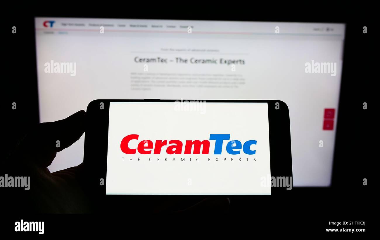 Person, die Smartphone mit Logo der deutschen Keramikproduktionsfirma CeramTec GmbH auf dem Bildschirm vor der Website hält. Konzentrieren Sie sich auf die Telefonanzeige. Stockfoto