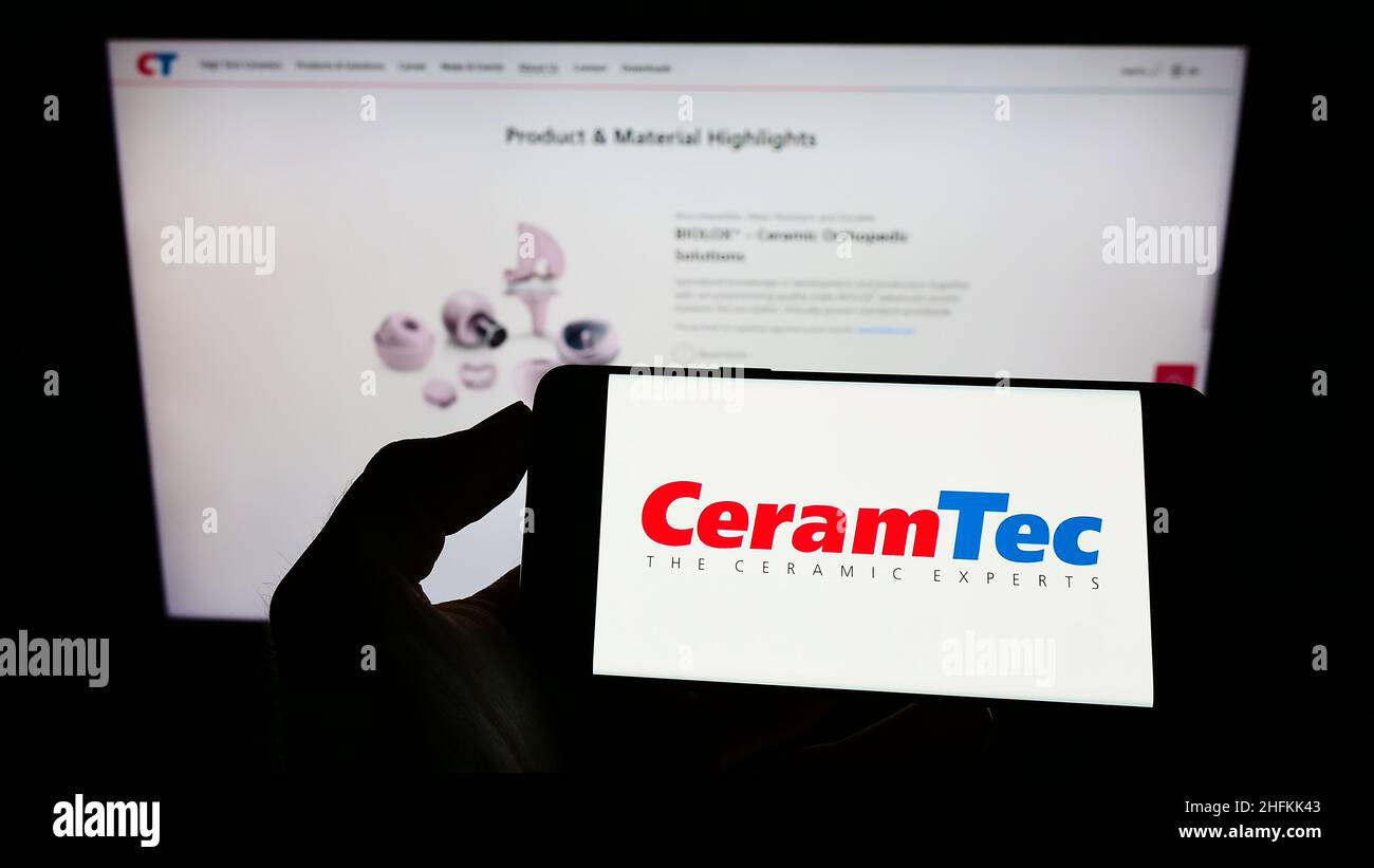 Person, die Mobiltelefon mit Logo der deutschen Keramikproduktionsfirma CeramTec GmbH auf dem Bildschirm vor der Webseite hält. Konzentrieren Sie sich auf die Telefonanzeige. Stockfoto