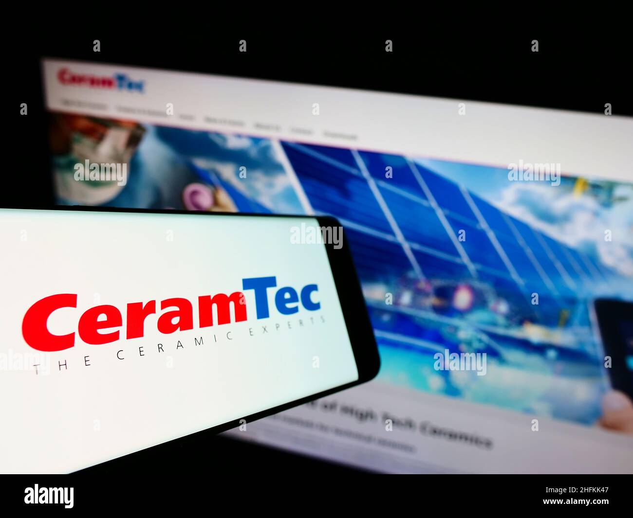 Mobiltelefon mit Logo der deutschen Keramikproduktionsfirma CeramTec GmbH auf dem Bildschirm vor der Website. Konzentrieren Sie sich auf die Mitte links des Telefondisplays. Stockfoto