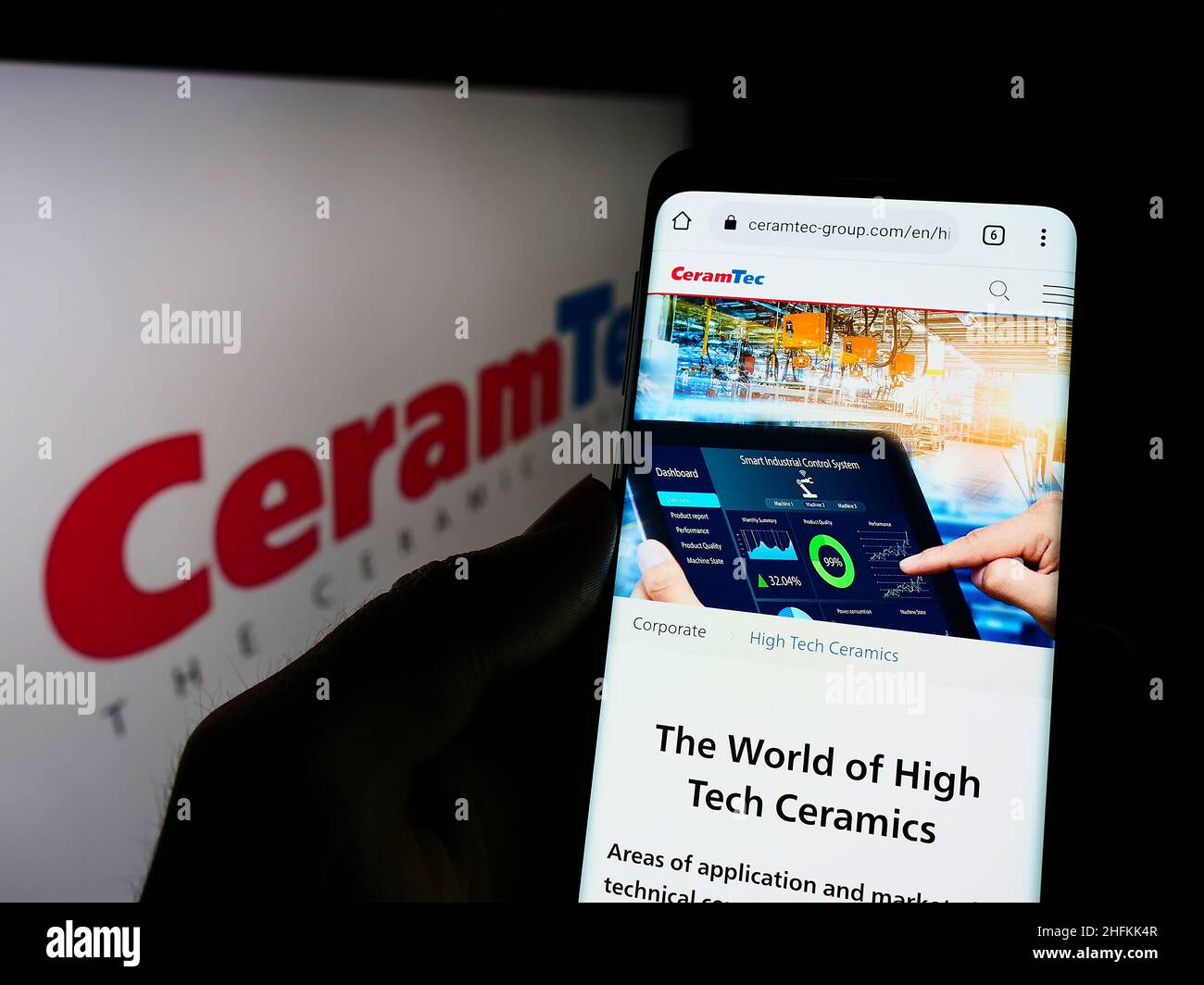 Person, die Mobiltelefon mit Website der deutschen Keramikproduktionsfirma CeramTec GmbH auf dem Bildschirm mit Logo hält. Konzentrieren Sie sich auf die Mitte des Telefondisplays. Stockfoto