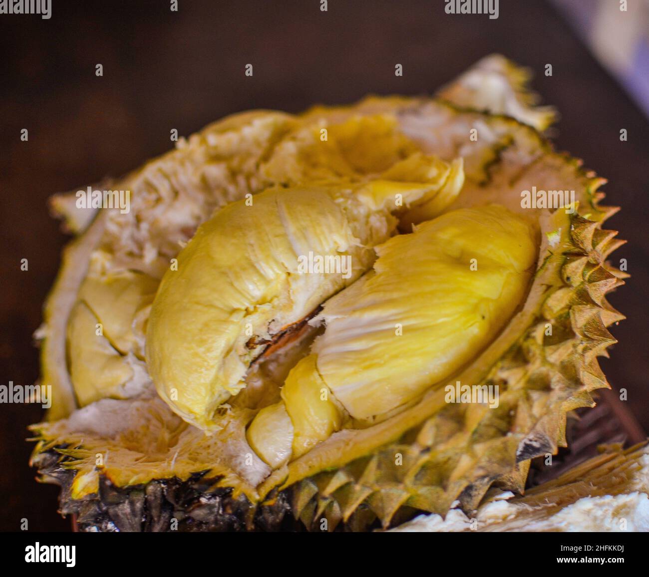 Durian reif und frisch innen mit süßem Fruchtfleisch Stockfoto