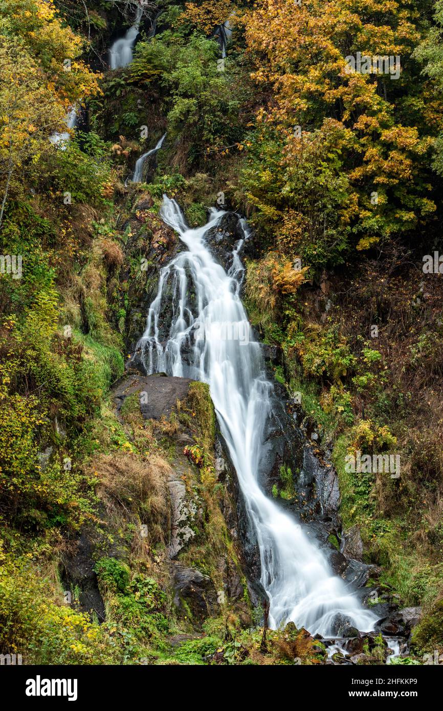 Cascade de Le Voissiere mit Herbstblättern Auvergne France Stockfoto