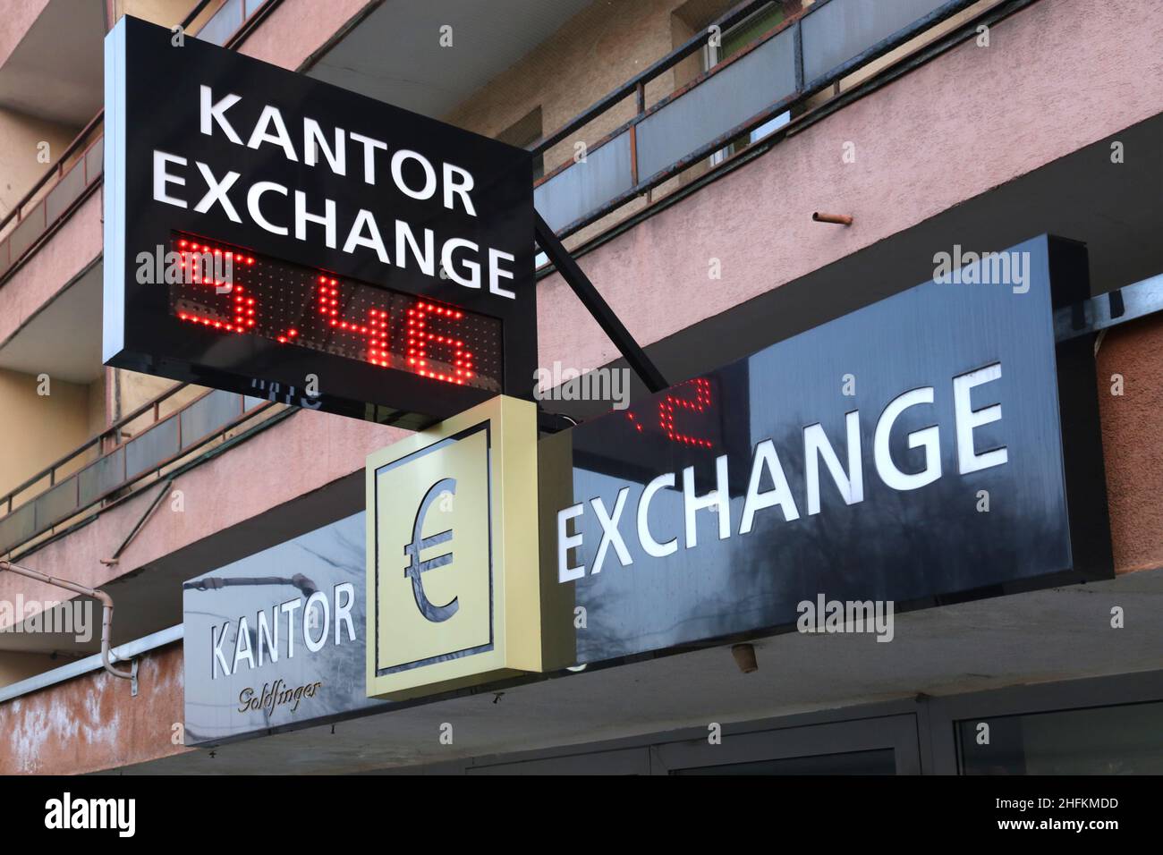 Krakau. Krakau. Polen. An der Fassade ist ein Schild mit Geldwechselservice angebracht. Stockfoto