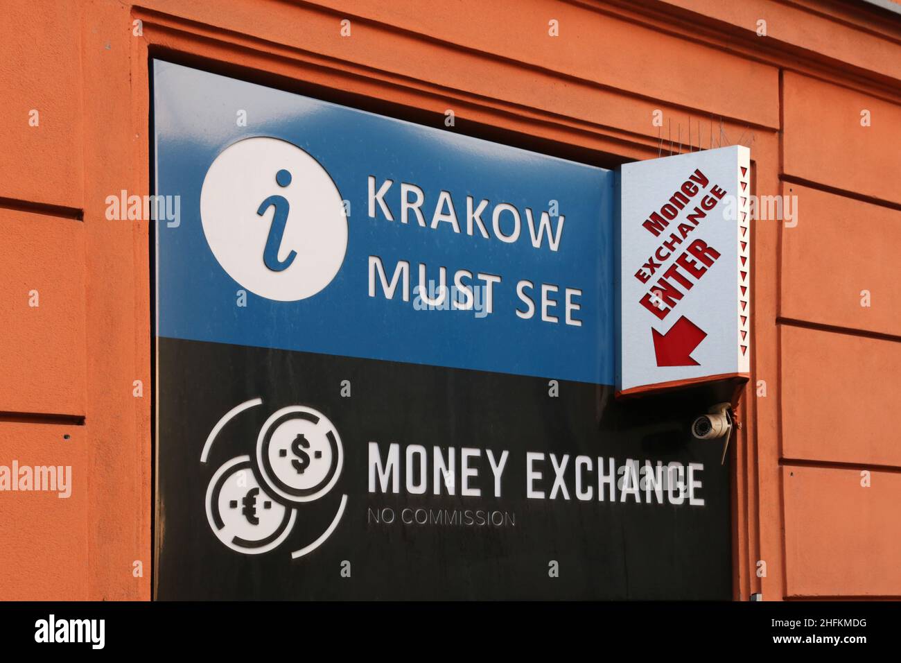 Krakau. Krakau. Polen. Wechselstube und Schilder an der Fassade. Stockfoto