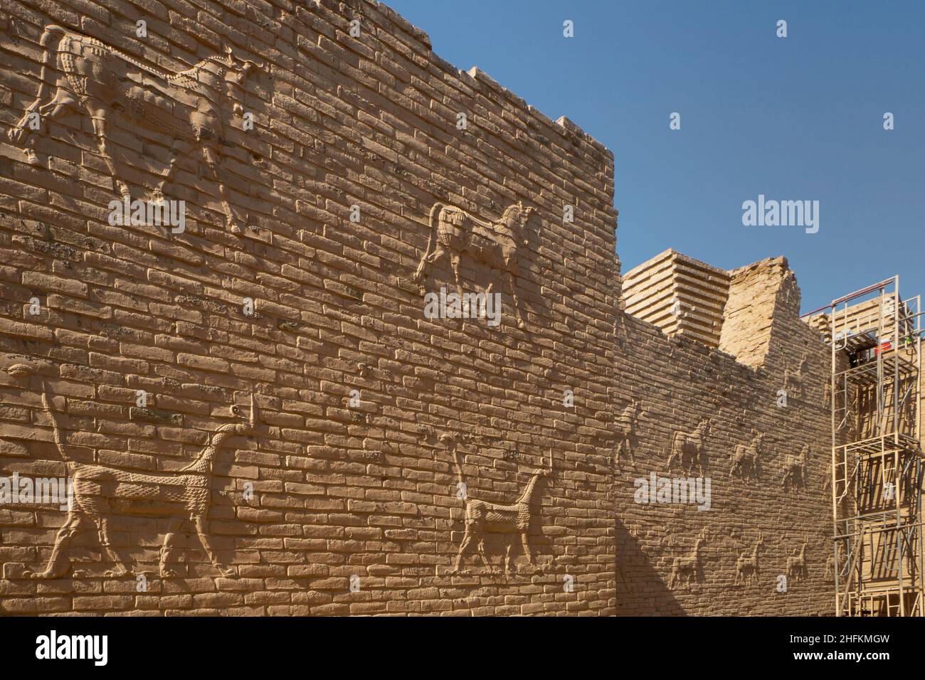 Reliefs an Mauern in der antiken Stadt Babylon im Irak Stockfoto