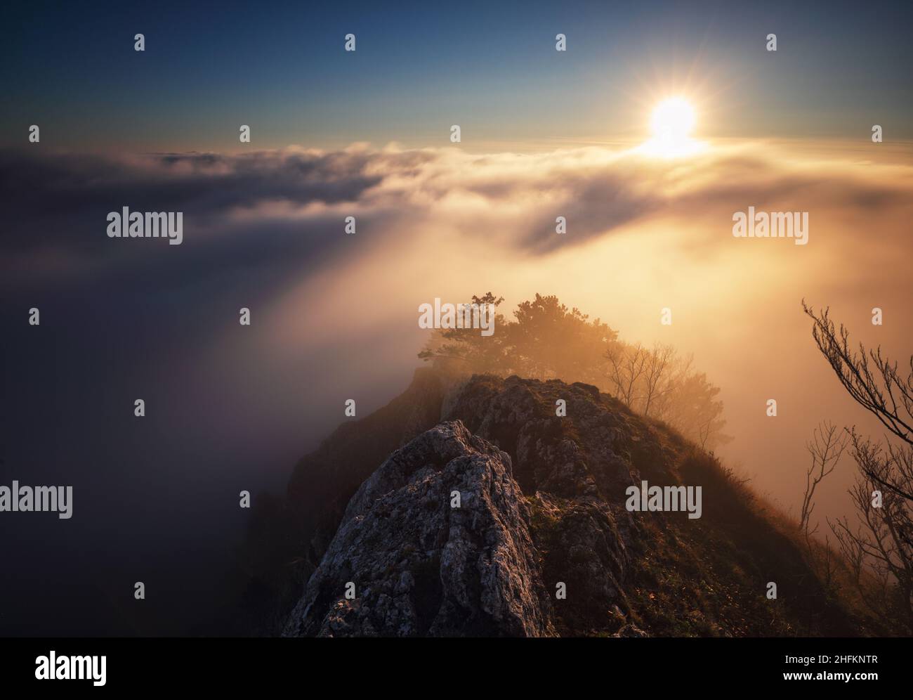 Dramatische Silhouette auf Mountain Ridge mit Blick auf neblige Himmel Stockfoto