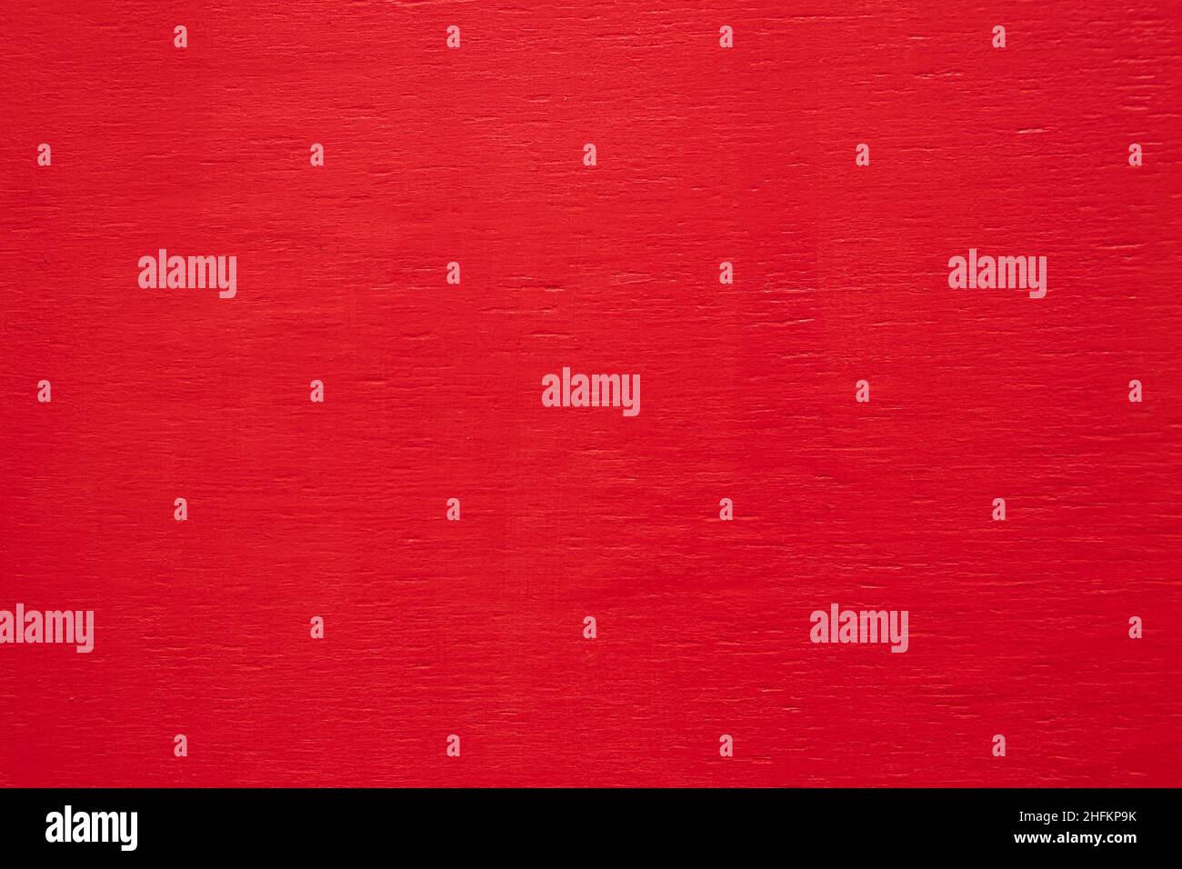 Schöne rot lackierte glatte Holzstruktur, Kopierraum. Rotes Farbdesign. Natürlicher bemalter Hintergrund für eine Postkarte, Textil, Substrat für Valentinstag Stockfoto