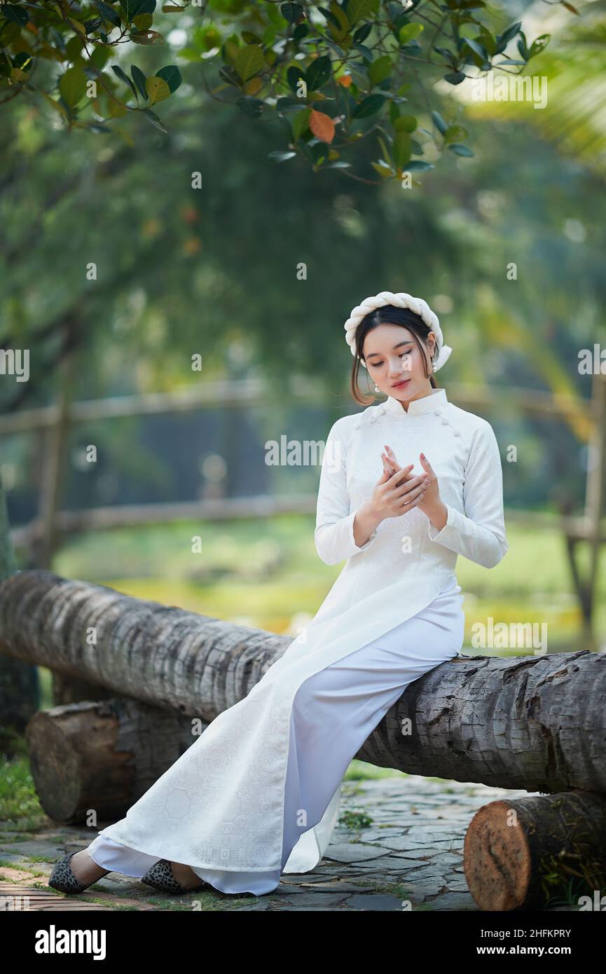 Ho Chi Minh City, Vietnam: Portrait Frauen in weiß AO dai Vietnam, die Ao dai (langgekleidte Vietnamesin) ist traditionelle Tracht der vietnamesischen Frau Stockfoto