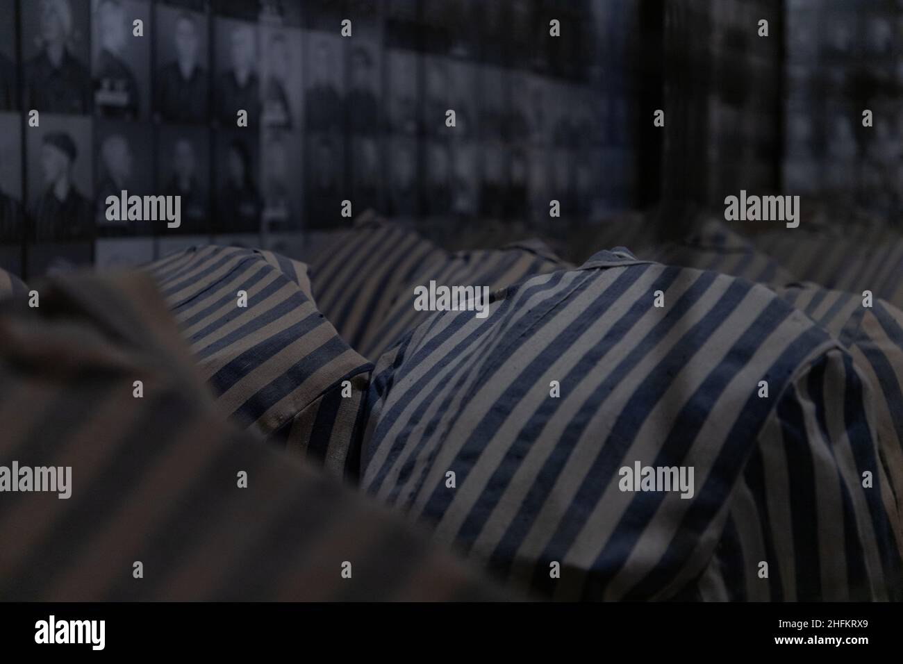 Ein Bild der Uniformen, die von den Gefangenen im Memorial und Museum Auschwitz I. verwendet wurden Stockfoto