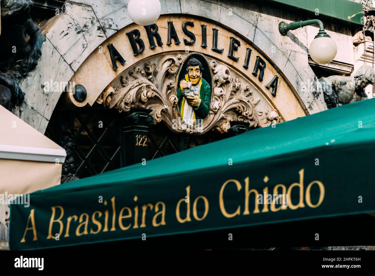 Lissabon, Portugal - 16. Januar 2022: Das Café A Brasileira, berühmt in der Altstadt von Lissabon, wurde 1905 eröffnet und war der Treffpunkt für Stockfoto