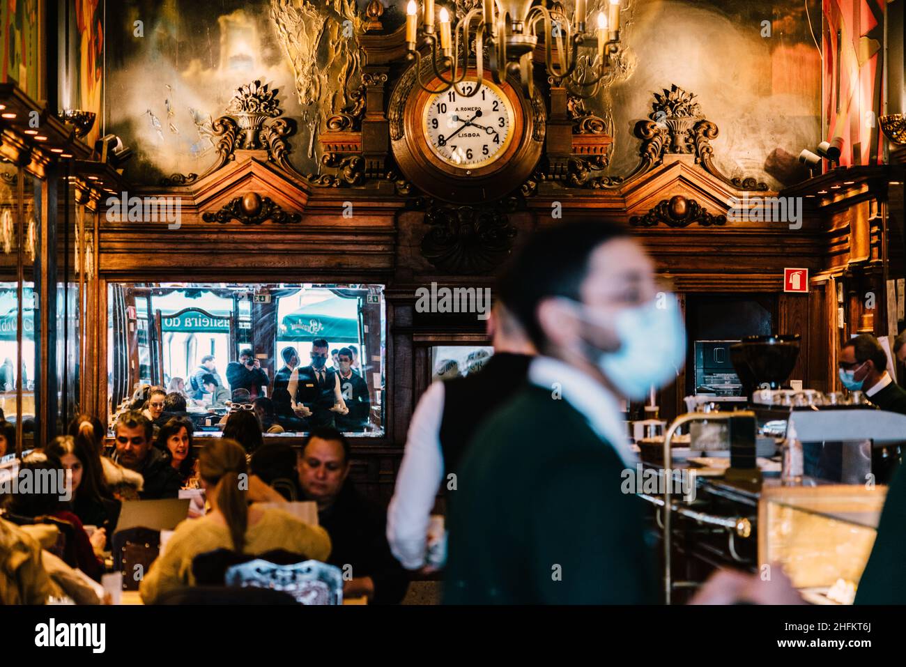 Lissabon, Portugal - 16. Januar 2022: Das Café A Brasileira, berühmt in der Altstadt von Lissabon, wurde 1905 eröffnet und war der Treffpunkt für Stockfoto