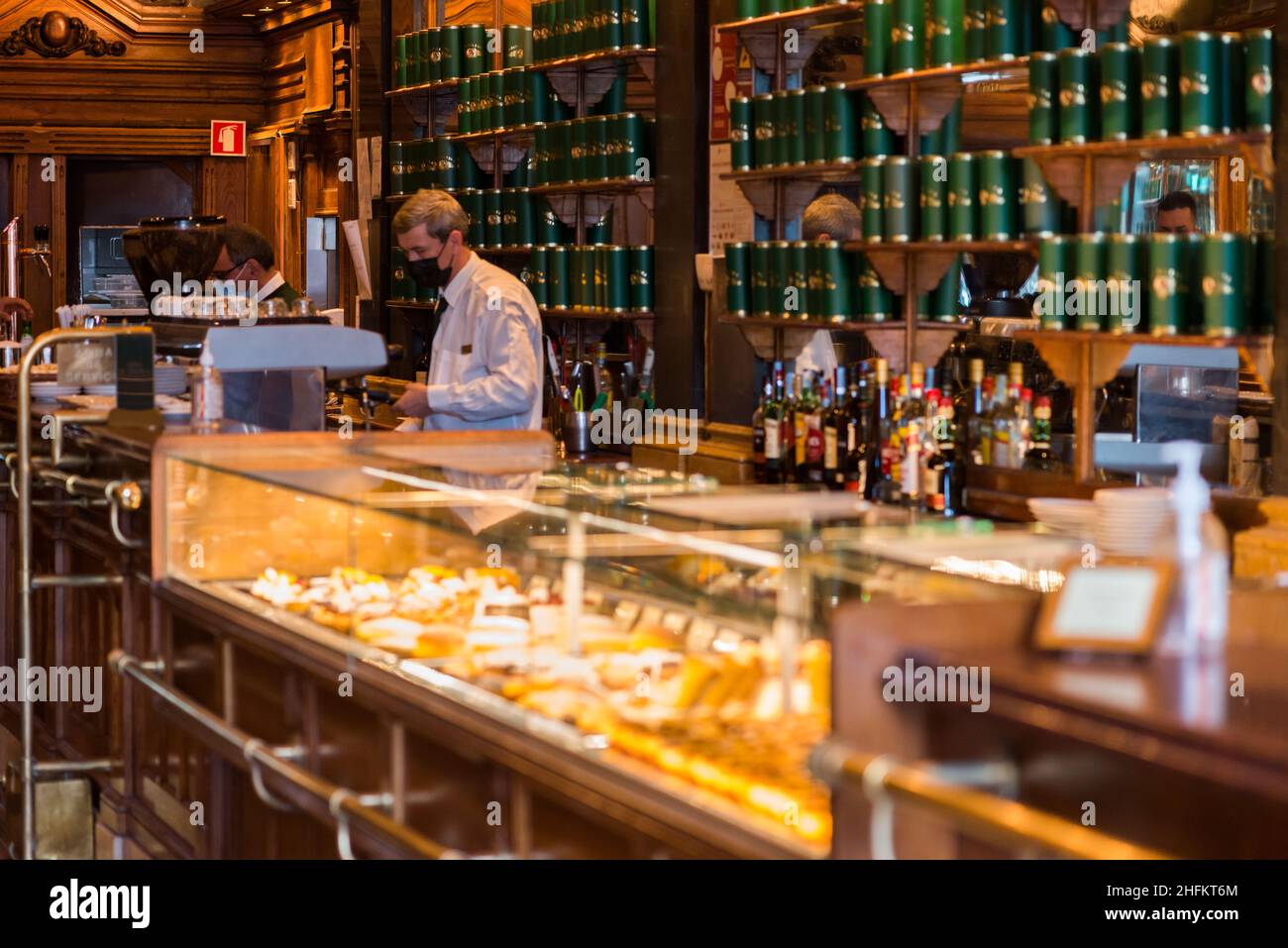 Lissabon, Portugal - 16. Januar 2022: Das Café A Brasileira, berühmt in der Altstadt von Lissabon, wurde 1905 eröffnet und war der Treffpunkt für Stockfoto