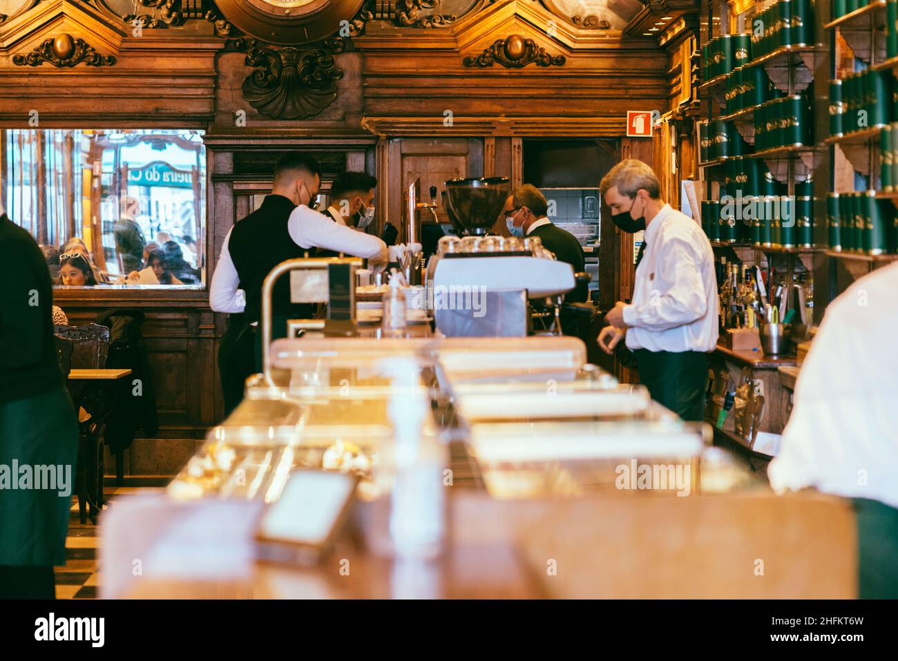 Lissabon, Portugal - 16. Januar 2022: Das Café A Brasileira, berühmt in der Altstadt von Lissabon, wurde 1905 eröffnet und war der Treffpunkt für Stockfoto