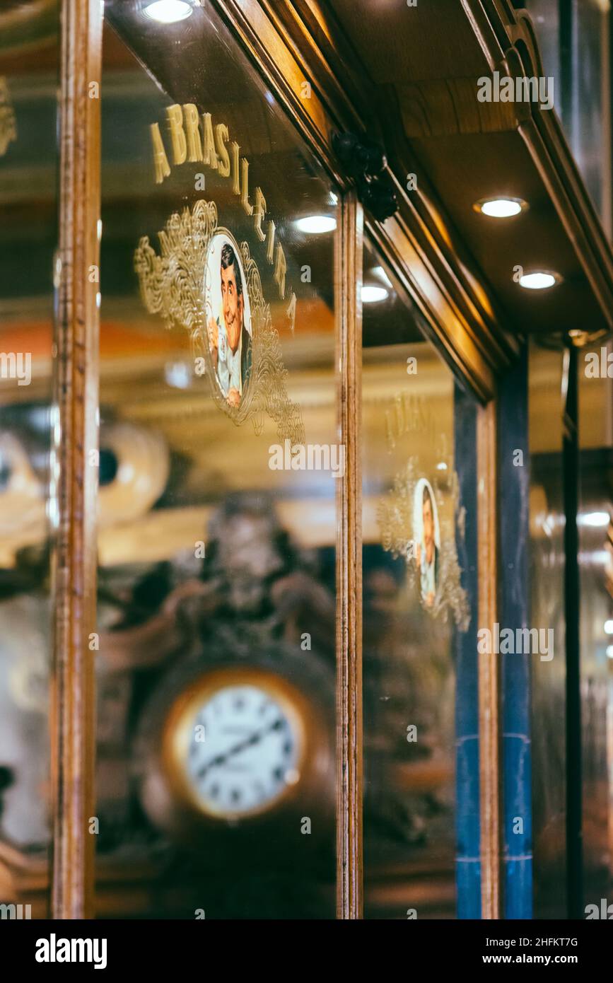 Lissabon, Portugal - 16. Januar 2022: Das Café A Brasileira, berühmt in der Altstadt von Lissabon, wurde 1905 eröffnet und war der Treffpunkt für Stockfoto