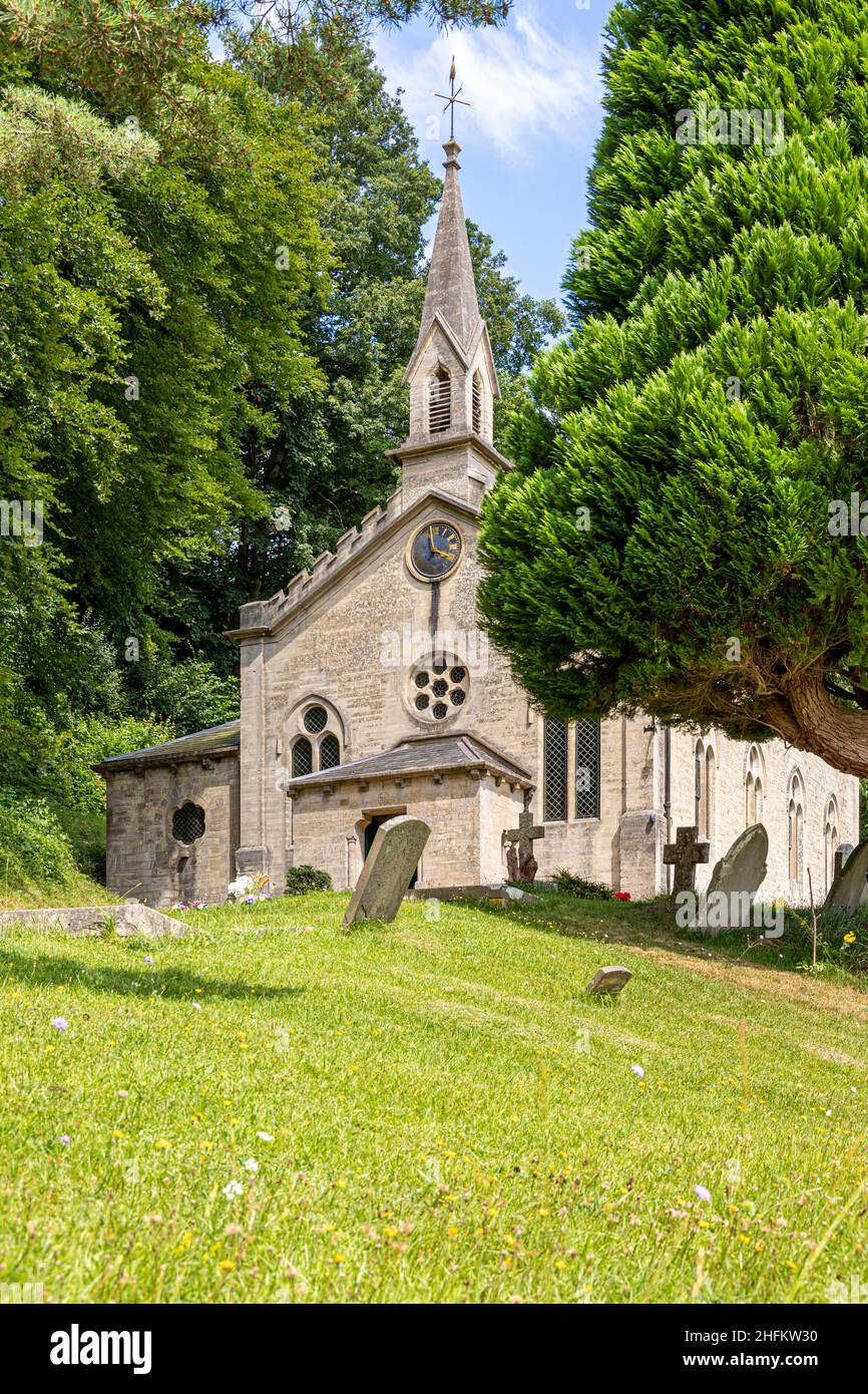 Die Kirche der Heiligen Dreifaltigkeit im Cotswold-Dorf Slad, Gloucestershire, Großbritannien - Laurie Lee (Autorin von Cider mit Rosie) ist auf dem Kirchhof begraben Stockfoto