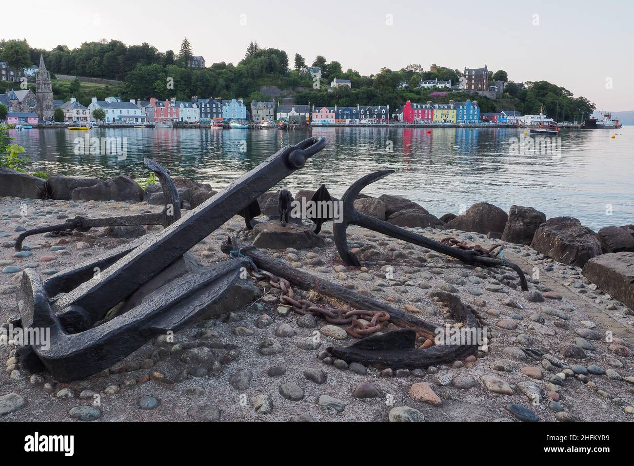 Anker am Hafen von Tobermory und bunt bemalte Häuser Isle of Mull, Hebrides Stockfoto