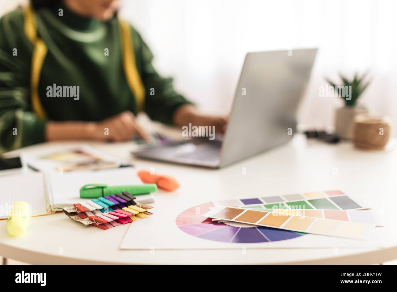 Unkenntlich Kleidung Designerin Frau Mit Laptop Arbeiten Online Im Büro Stockfoto