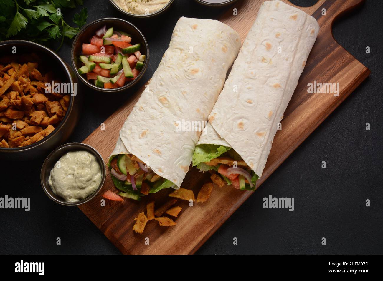 Shawarma Rolled Sandwich mit Sauce und Gemüse, traditionelle arabische ...