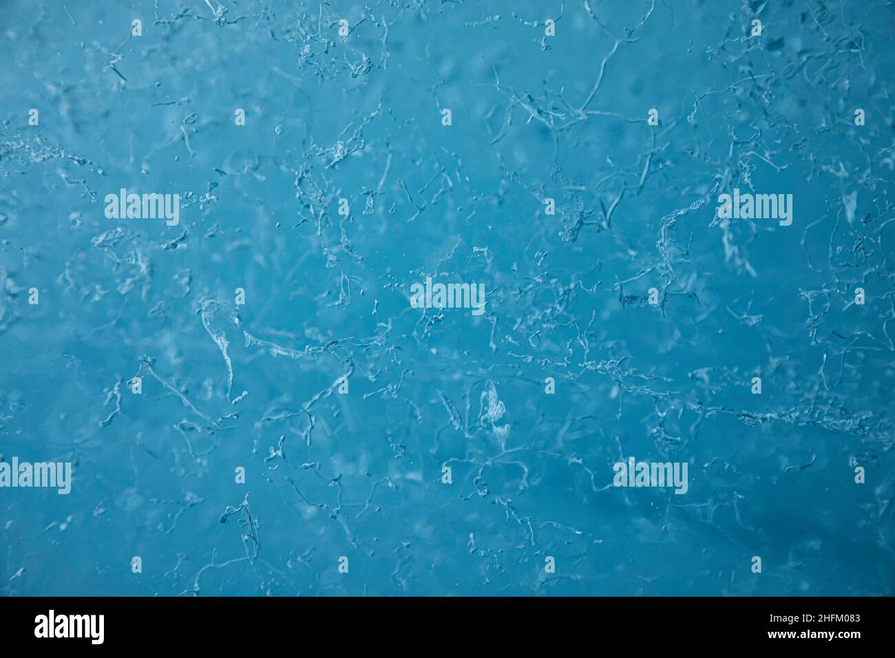 Luftblasen, die in einem Eisgletscher gefangen sind Stockfoto