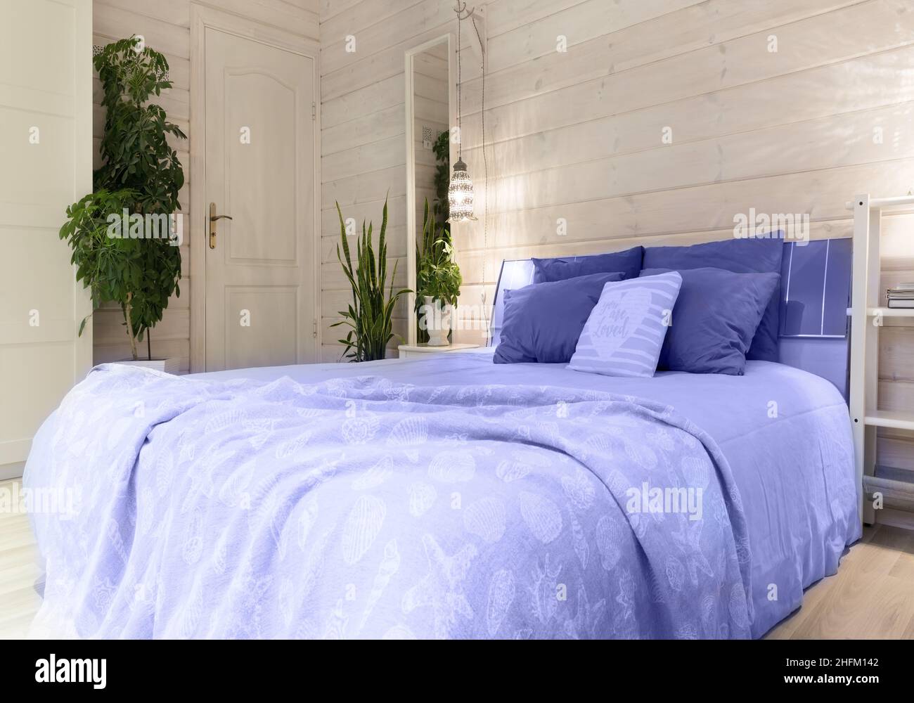 schlafzimmer im skandinavischen stil in trendigen farben des