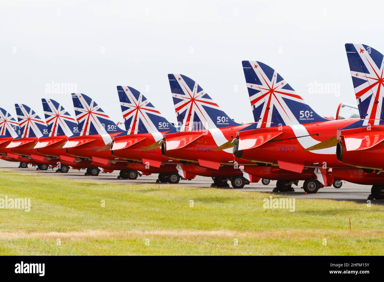 Line up der BAE Hawk T1A Flugzeuge des Royal Air Force Kunstflug-Display-Teams, die Red Arrows, mit den 50th anniversity-Tail-Markierungen. . RAF-Wattierung Stockfoto