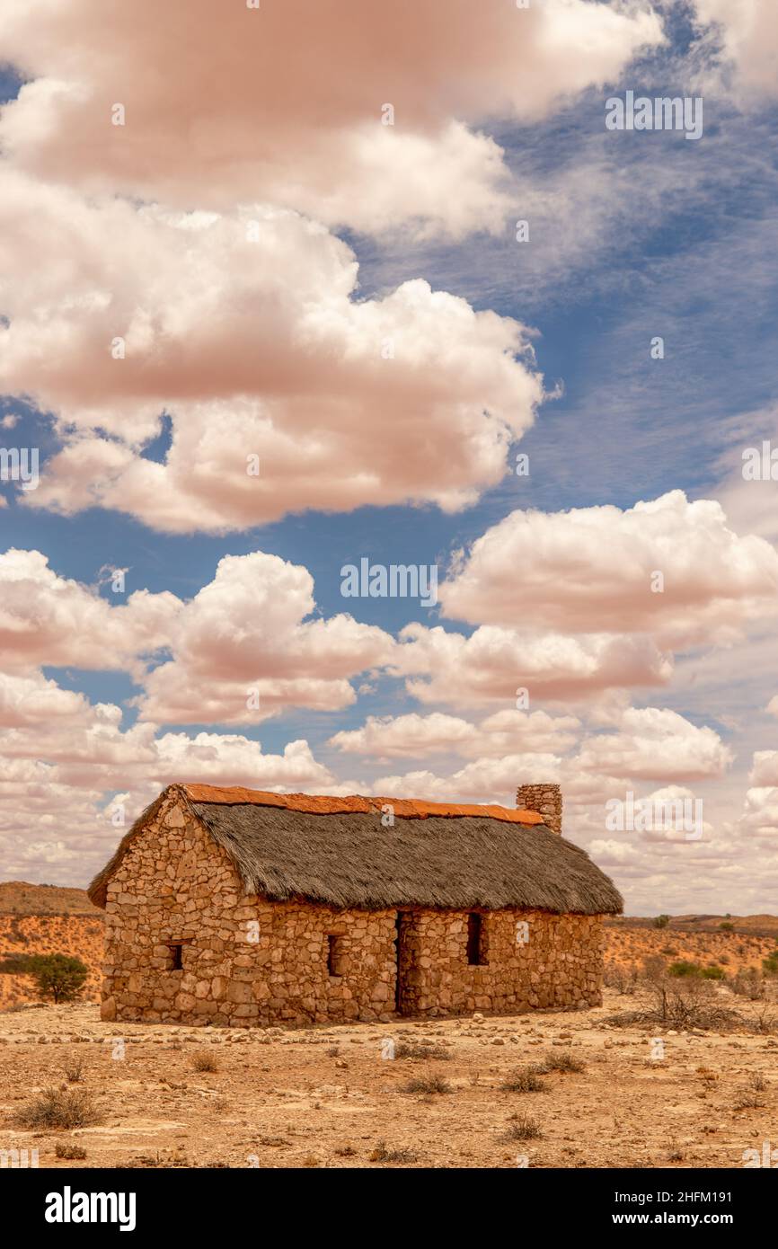 Auchterlonie im Kgalagadi mit Wolkenbildung Stockfoto