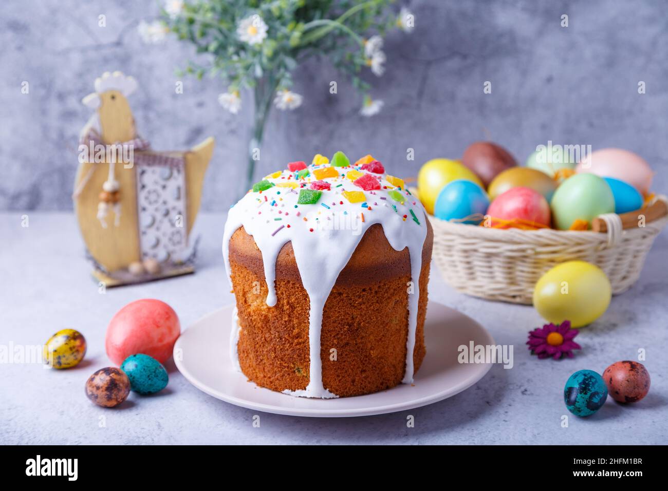 Osterkuchen mit kandierten Früchten und bunten Eiern. Traditionelles Osterbacken. Osterferien. Nahaufnahme. Stockfoto