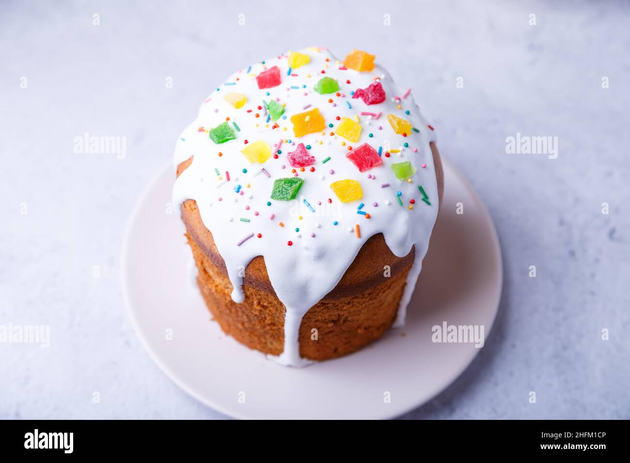 Osterkuchen mit kandierten Früchten. Traditionelles Osterbacken. Osterferien. Nahaufnahme. Stockfoto