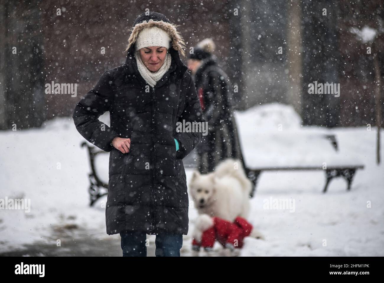 Winter in Serbien: Frau beim Schneefall im Saint Sava Park, Belgrad Stockfoto