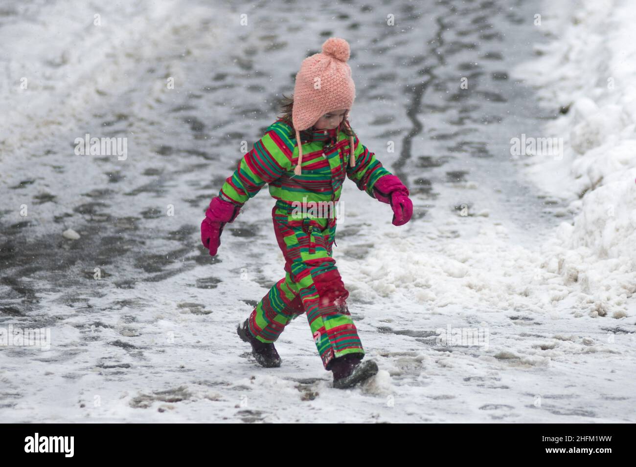 Winter in Serbien: Kleines Mädchen im Schnee im Saint Sava Park, Belgrad Stockfoto