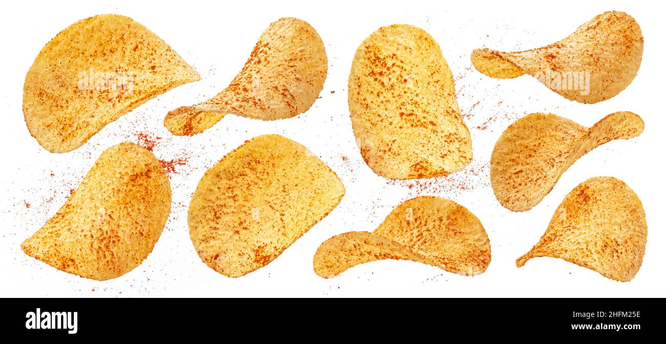 Würzige Kartoffel-Chips, die isoliert auf weißem Hintergrund Stockfoto