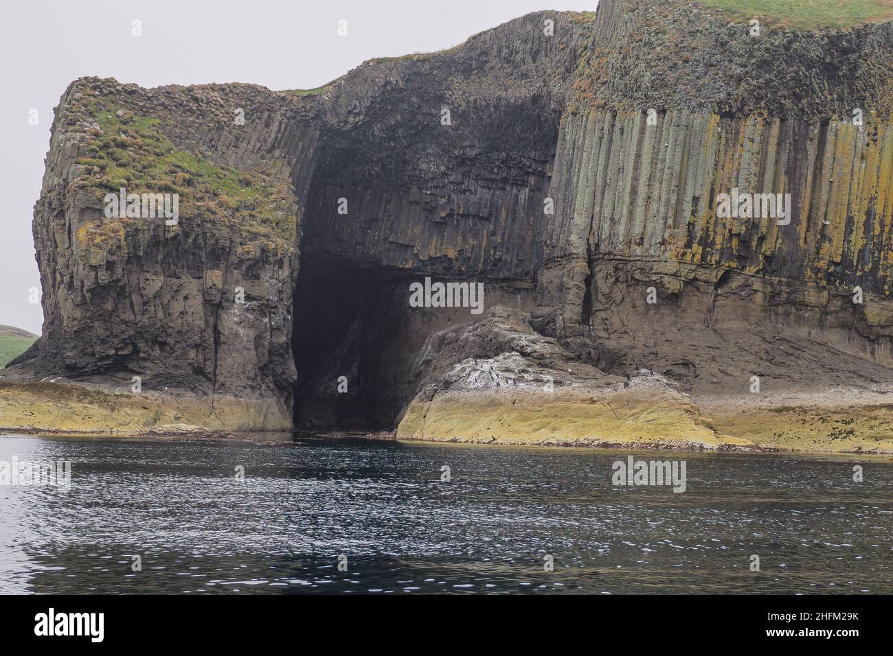 Fingals Cave und sechseckige vulkanische Basaltsteinsäulen Isle of Staffa, Hebrides Stockfoto