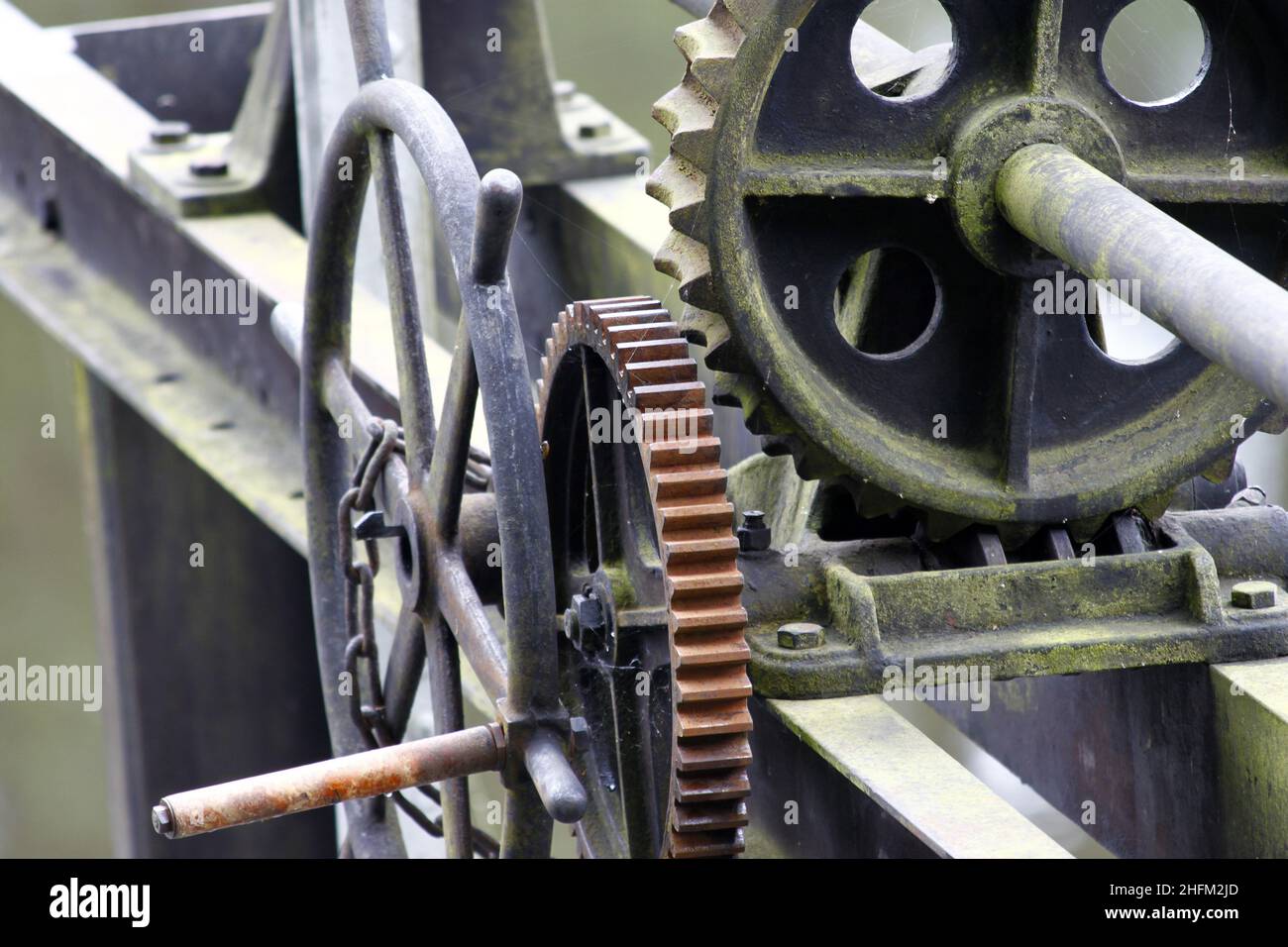 Das Detail eines alten Zahnradgetriebes. Schäbig und rostig, da es lange Zeit nicht benutzt wurde. Stockfoto